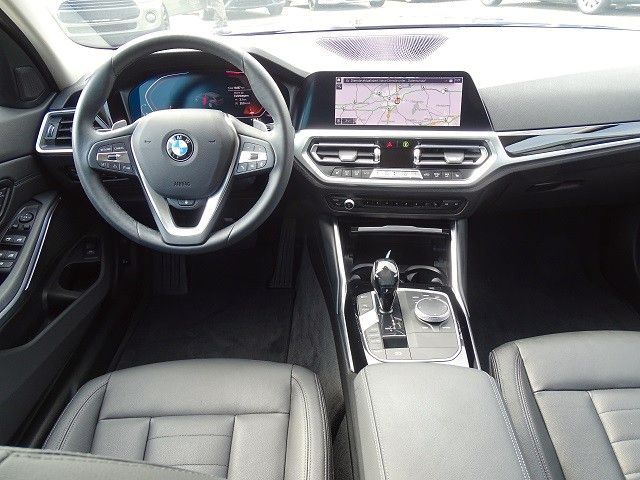 BMW 330i xDrive Touring Advantage