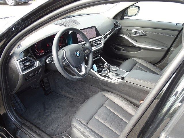 BMW 330i xDrive Touring Advantage